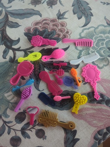 Barbie lot hairbrushes small - barbie,